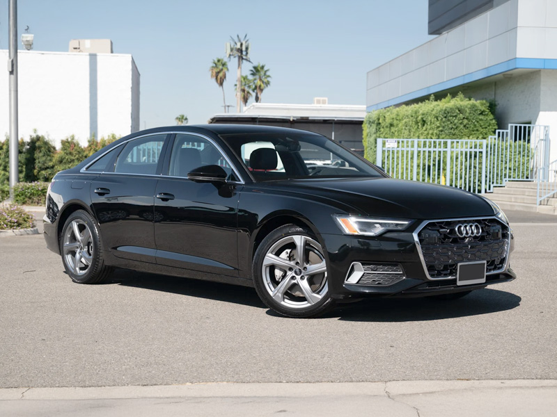 Original Audi vehicle photograph.